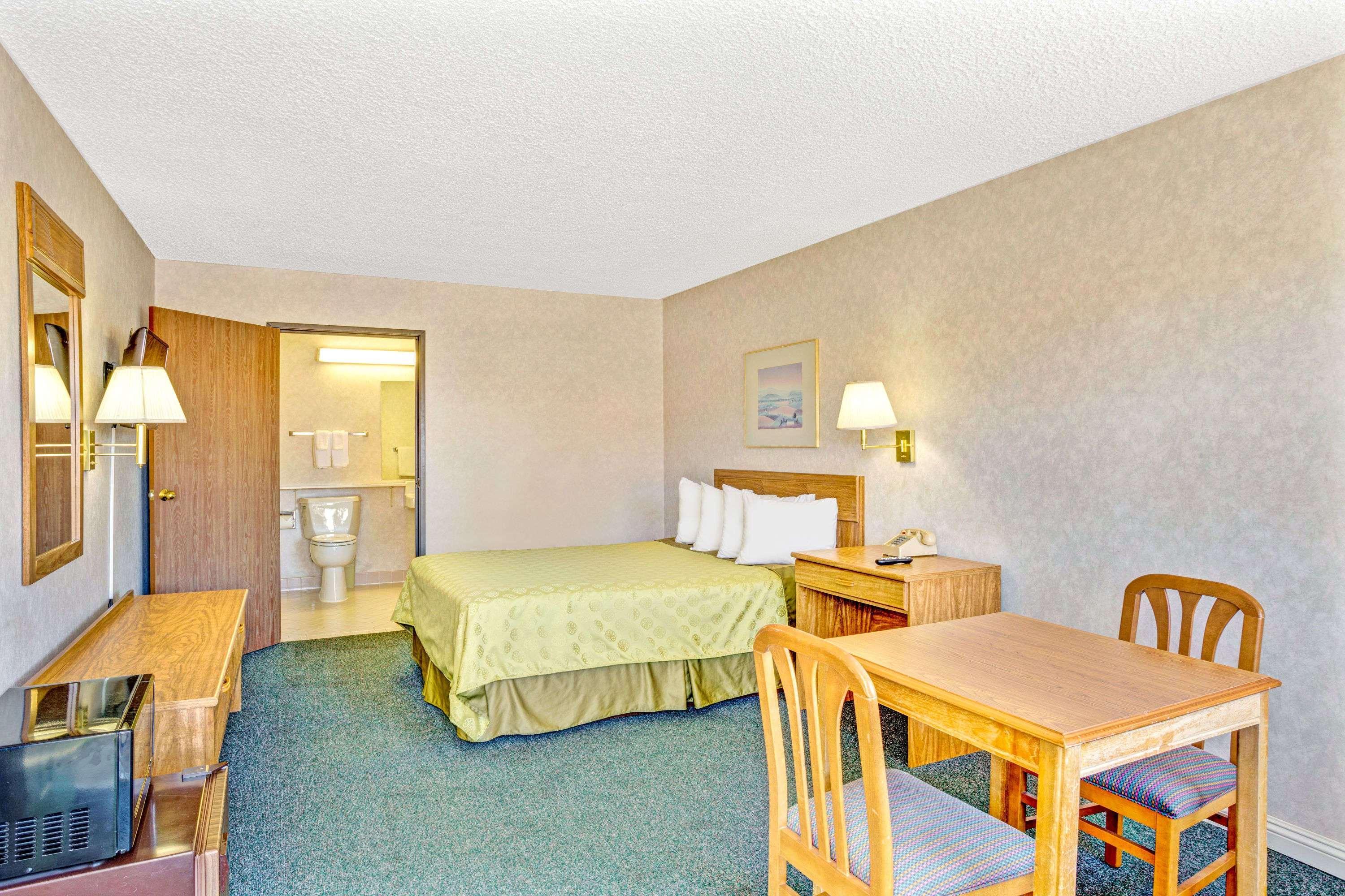 Days Inn By Wyndham Carson Stadt Exterior foto
